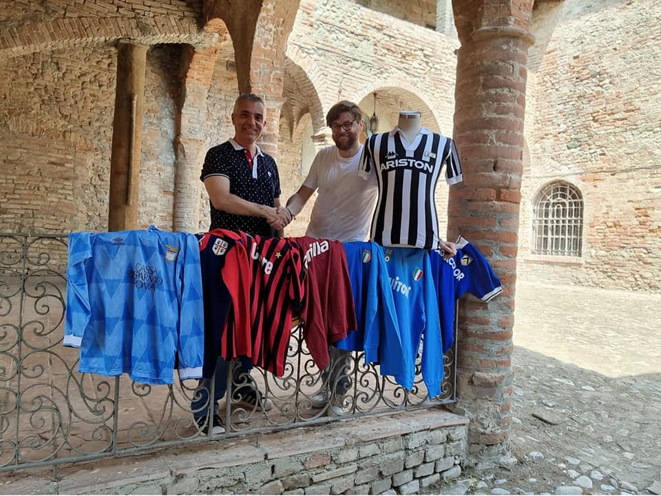 TORTONA - Il castello Sforzini mette in mostra le maglie della storia del calcio: sono piu' di 200